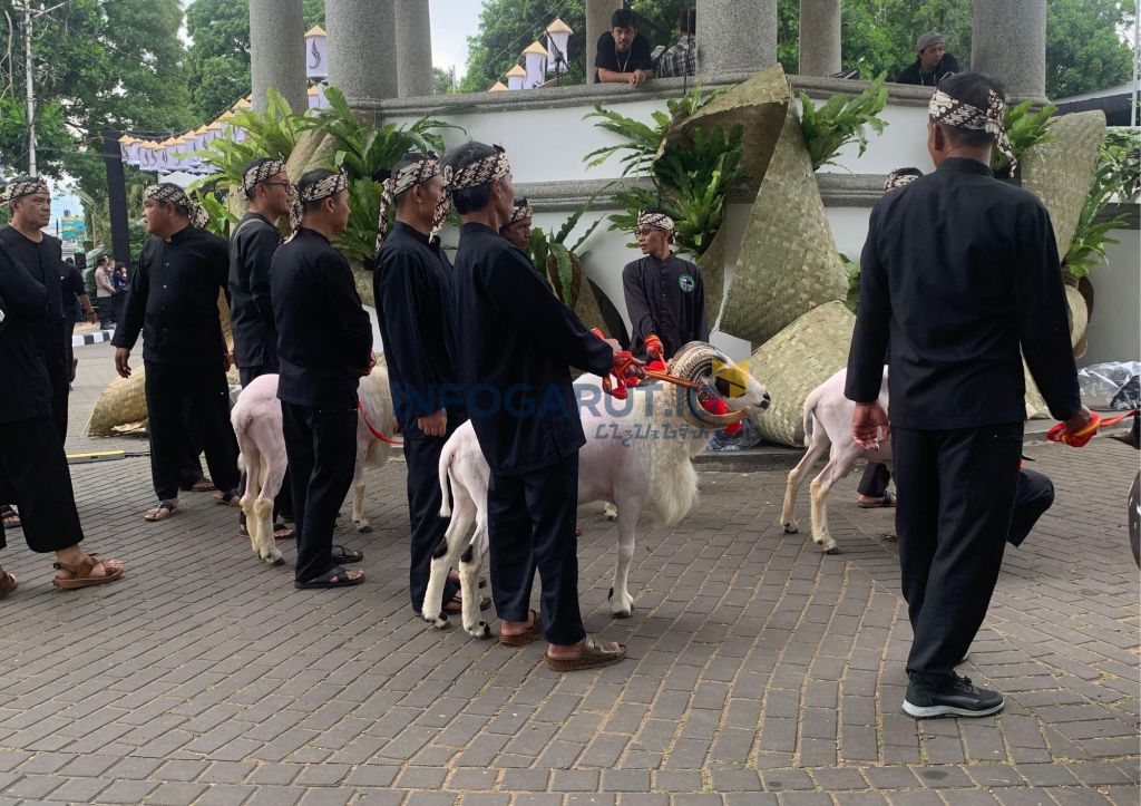 Vector Welcome Back to School - Poster (4).jpg